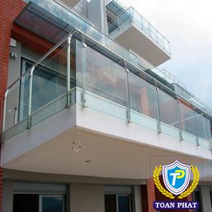 Lan can kính cường lực 8