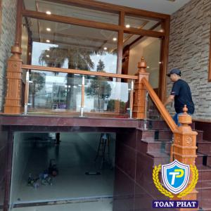 CẦU THANG KÍNH TRỤ INOX 304 34